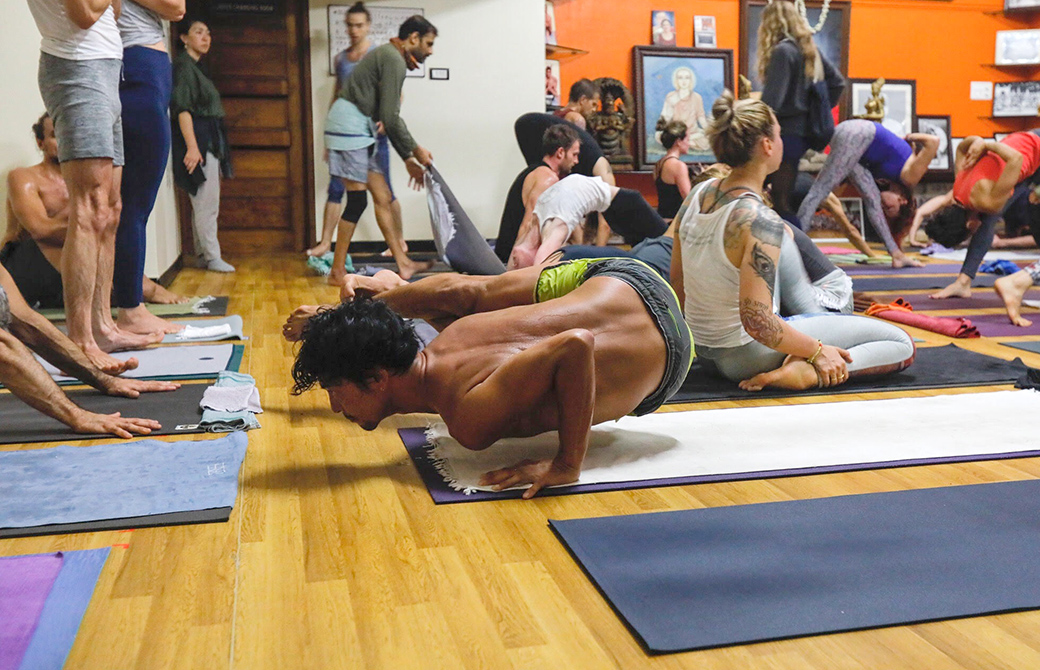 ポーズをする更科有哉