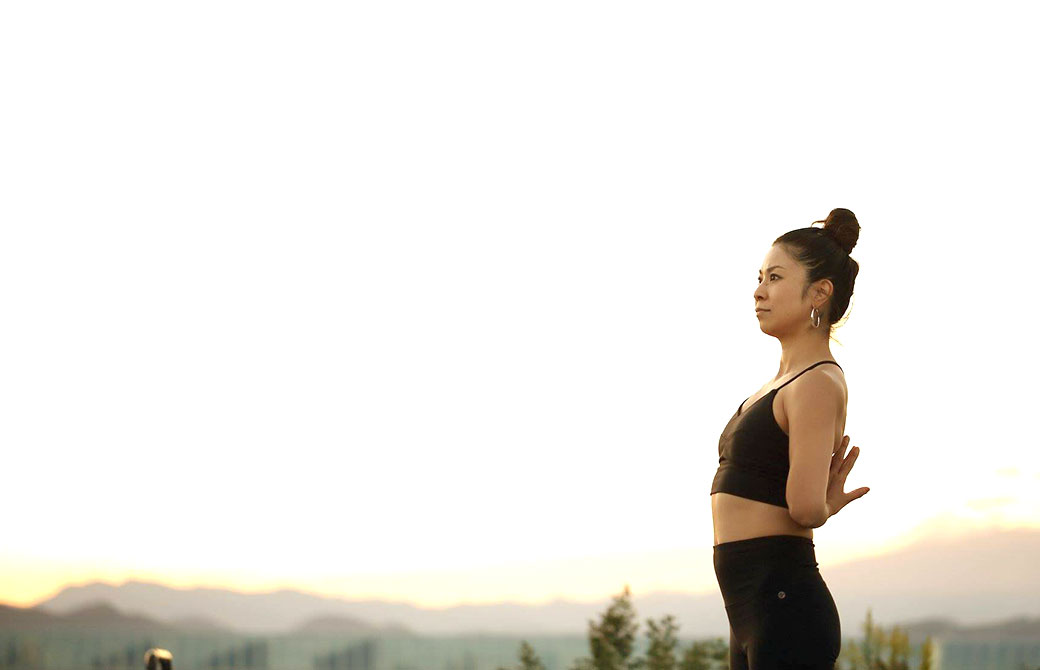 岩手の大自然の中で深呼吸する田村佳世さん