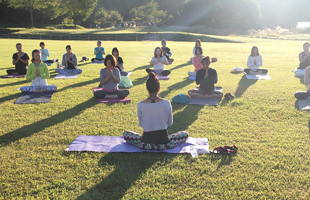田村佳世さんの公園でのヨガクラスの様子