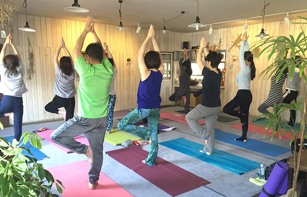 カフェでのヨガクラスの様子