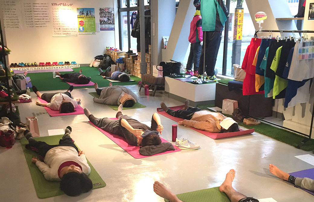 田村佳世さんのアパレルショップでのヨガクラスの様子