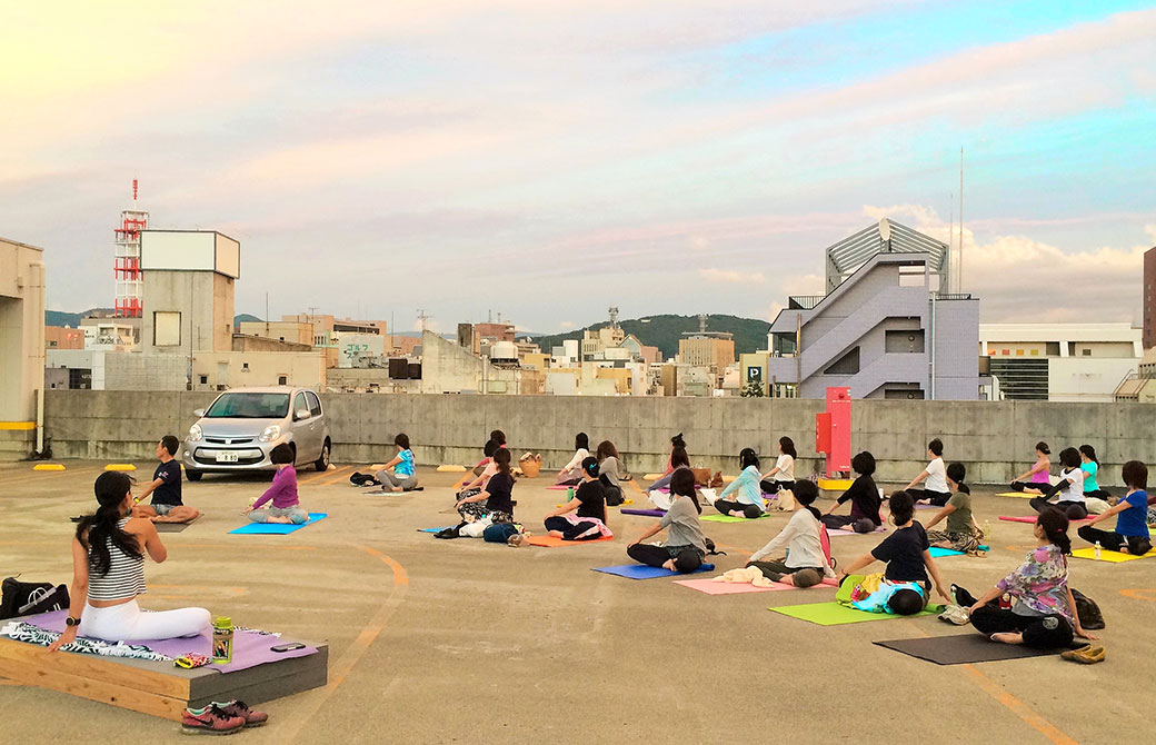 田村佳世さんの駐車場でのヨガクラスの様子