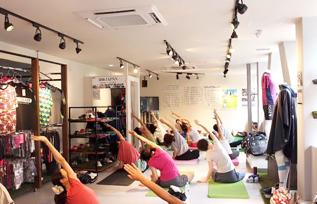 田村佳世さんのアパレルショップでのヨガクラスの様子