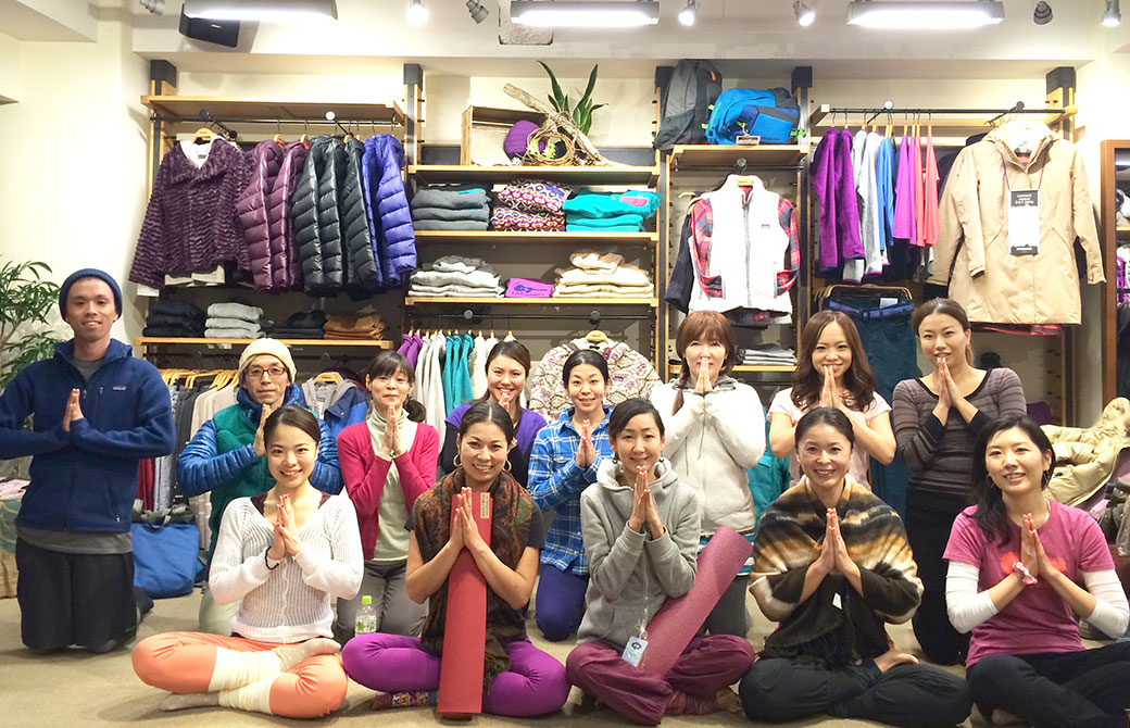 アパレルショップでのヨガクラス後の集合写真