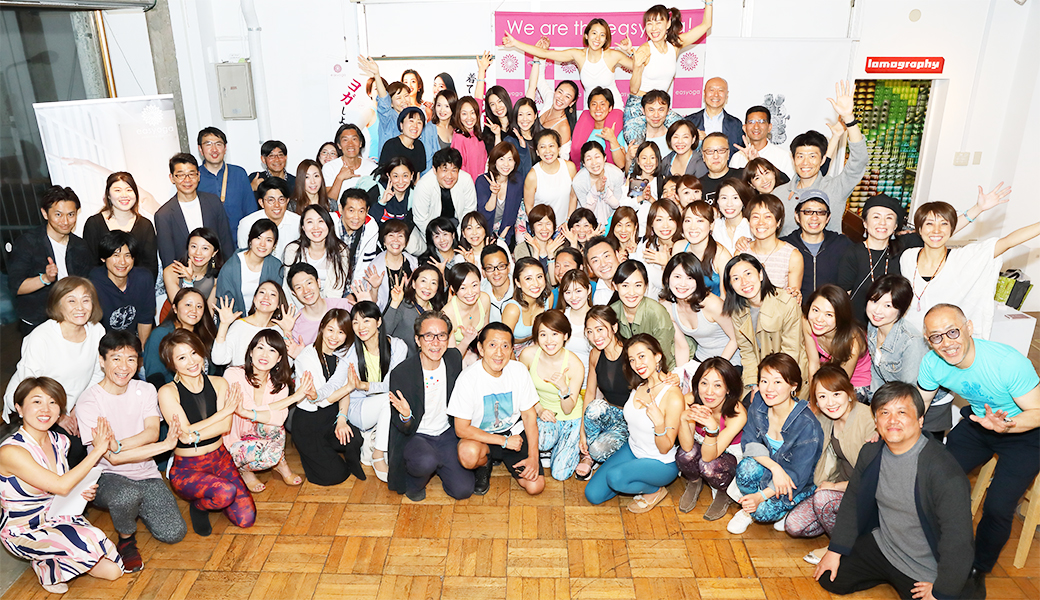 イージーヨガファンパーティの集合写真