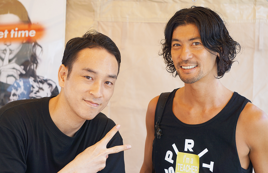 屋上でくつろぐ更科有哉先生と野村賢吾先生。