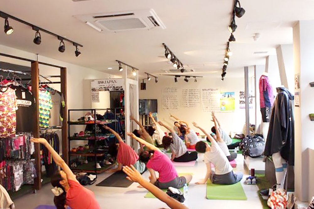 田村佳世さんのアパレルショップでのヨガクラスの様子