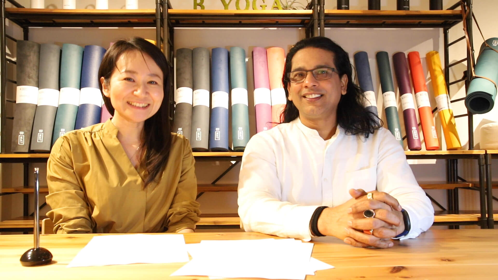 ヨガジェネレーション編集長kaya(左)とYOGA SPA yogayuH プロデューサー クリシュナ・グルジ先生(右)