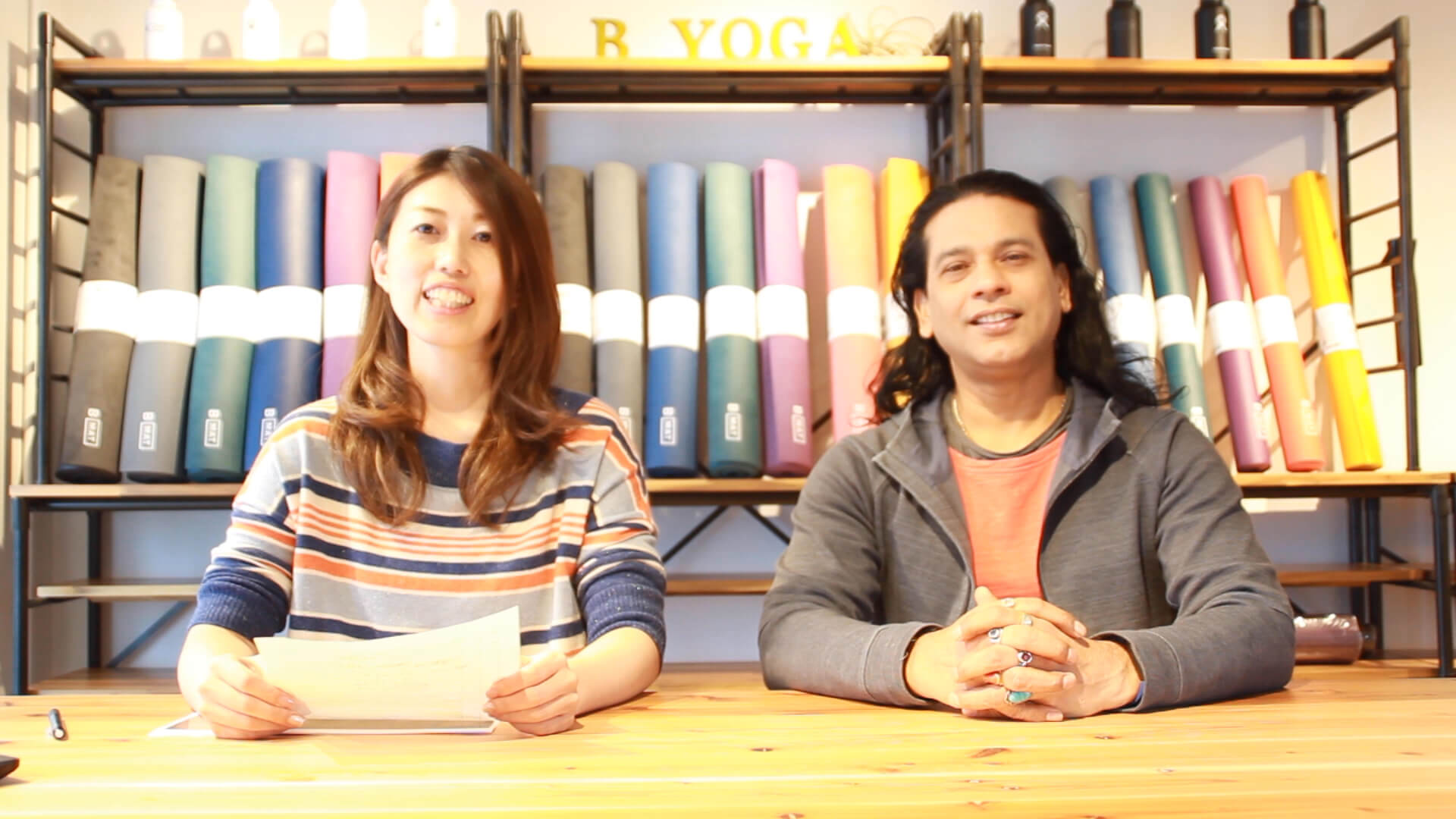 ヨガジェネレーション企画部 べー(左)とYOGA SPA yogayuH プロデューサー クリシュナ・グルジ先生(右)