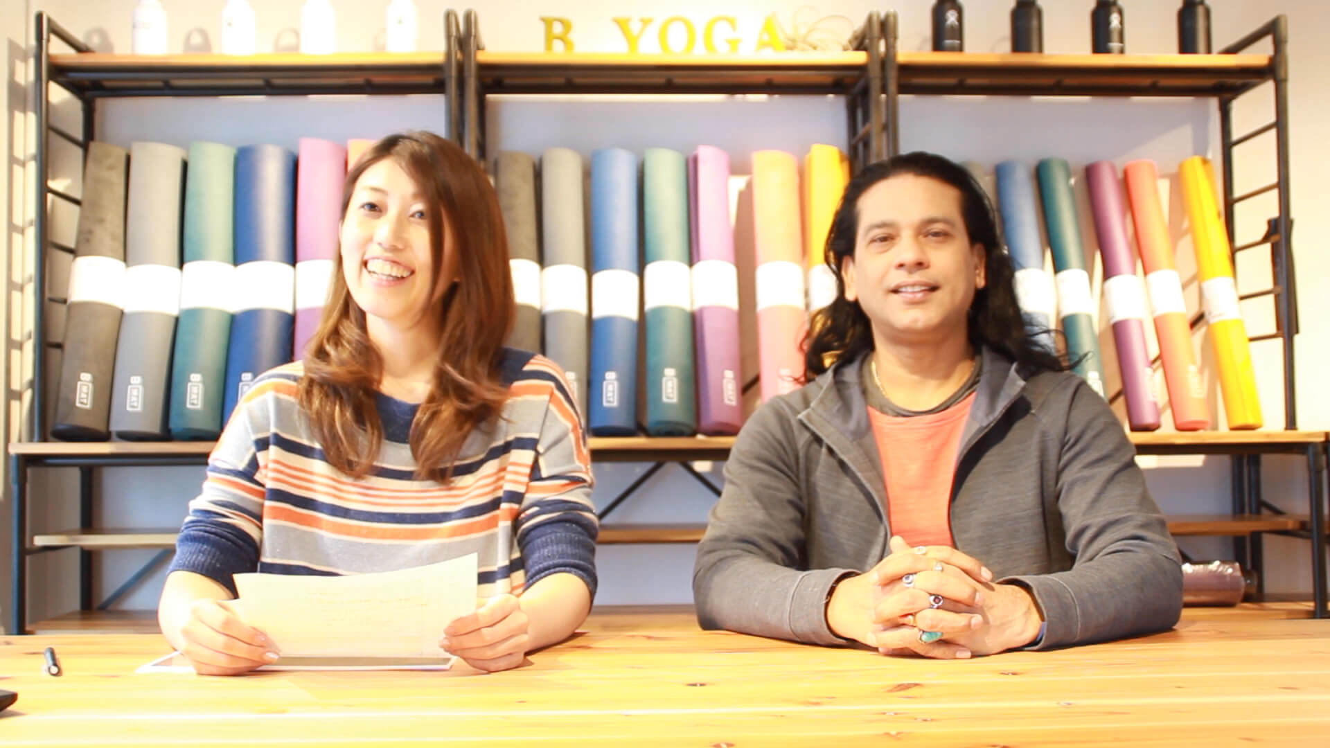 ヨガジェネレーション企画部 べー(左)とYOGA SPA yogayuH プロデューサー クリシュナ・グルジ先生(右)