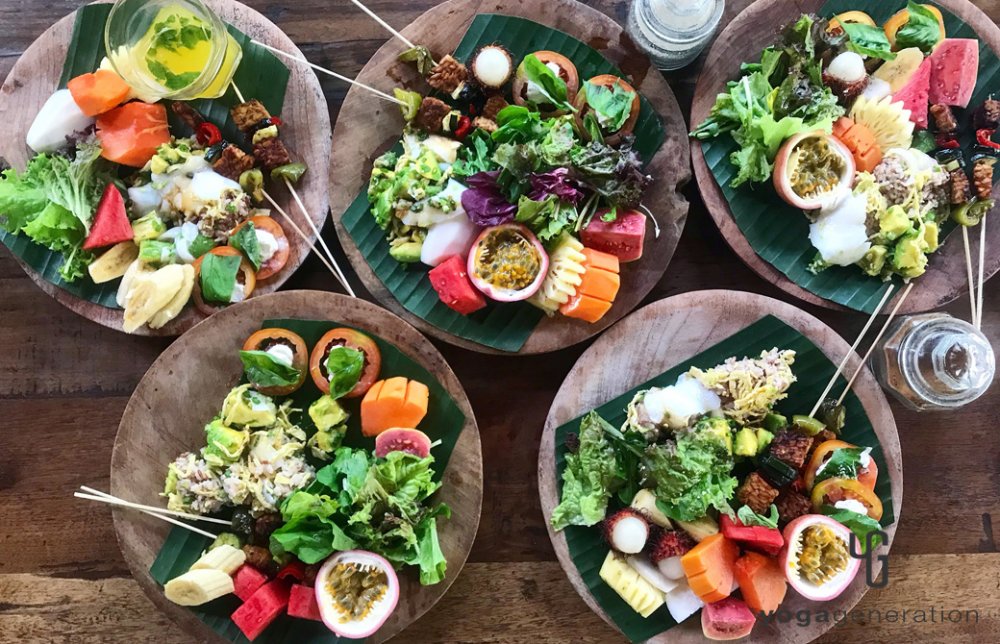 ゆるベジ特別編 バリ島の食レポート カラフルなベジプレートの皿が並んでいる様子