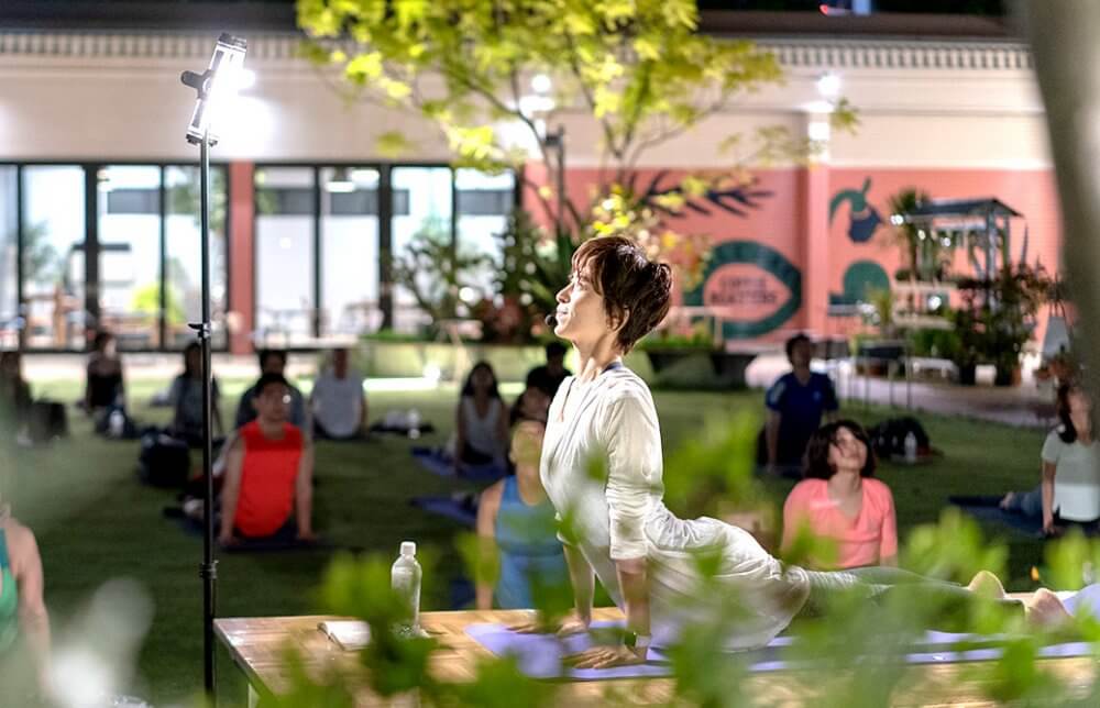 伊藤ゆり先生がアップドッグをしている様子