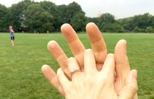 mahokoブログ エンゲージリングをした女性の手を男性がにぎっている mahoko-blog-engagedIMG_0715