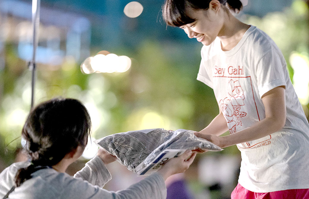 抽選会で商品を渡している様子