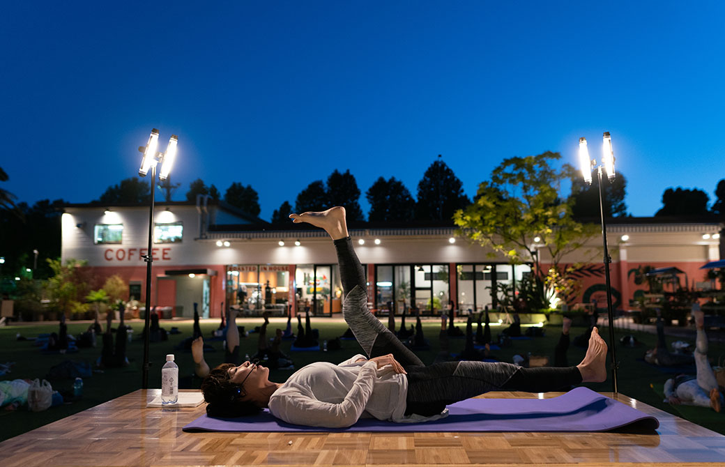 伊藤ゆり先生が空に向かって左足を持ち上げている
