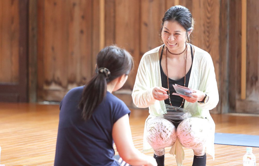田村佳世さんの一人一人とコミュニケーション取っている写真