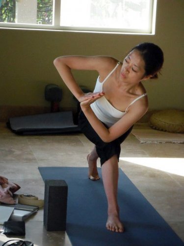 Mahokoのブログ パルブリッタパールシュヴァコナアーサナを練習する本人