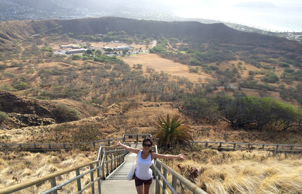 mahokoのブログ ダイヤモンドヘッドでハイキングしている本人
