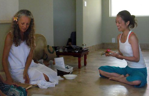 Mahokoのブログ カウアイ島でのトレーニング修了日に師のマイラ先生と