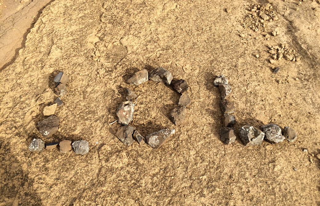 Mahokoのブログ 石を並べて作ったLOLの文字