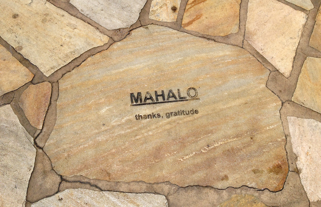 mahokoのブログ ワイキキの道路にあるMAHALOの文字