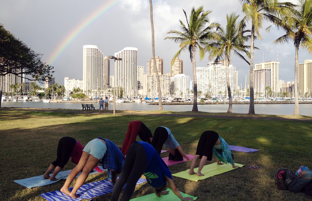 アラモアナビーチでのヨガで虹が見えている