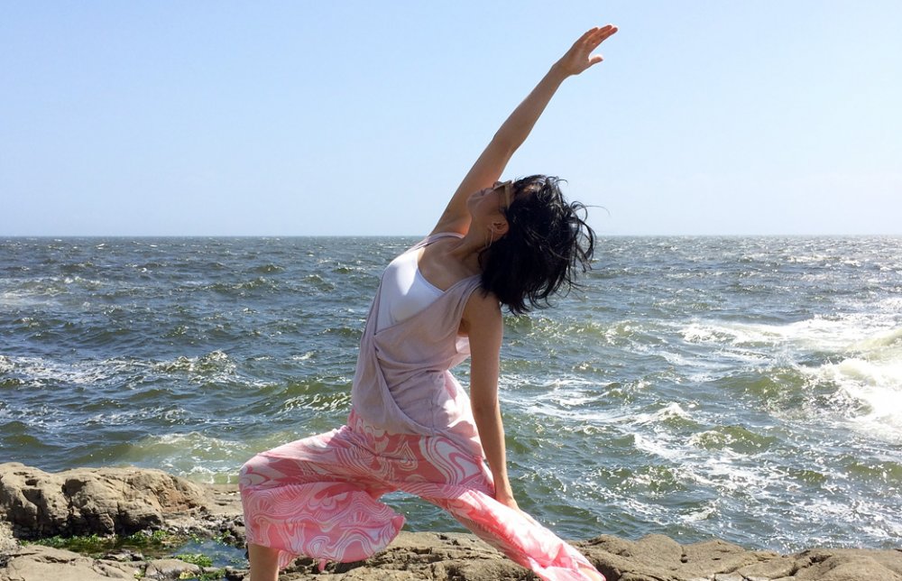 mahokoのブログ 江の島の海岸でポーズをとる本人