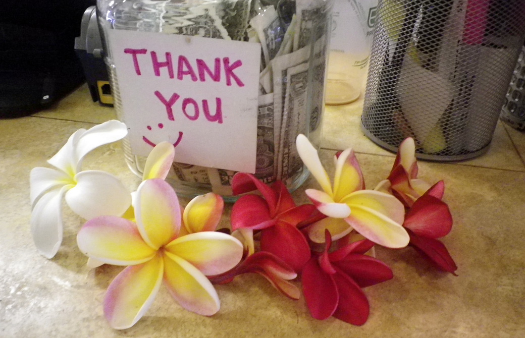 mahokoのブログ ハワイのカフェに置かれたチップの瓶についているThank youのメモとプルメリア