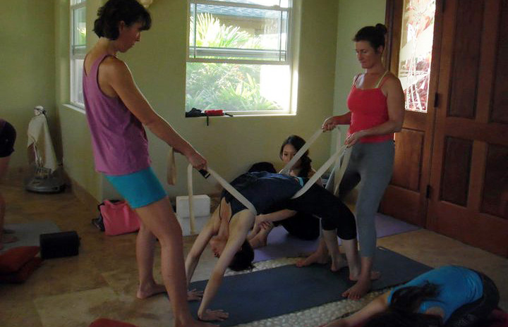 mahokoのブログ ウルドゥバ・ダニュラーサナをサポートしてもらいながらとる本人