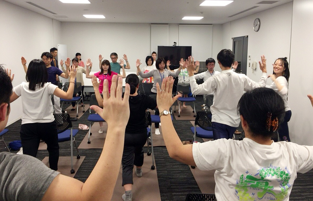 mahokoのブログ 椅子を使ったヨガフォーキャンサーを体験するひとたち