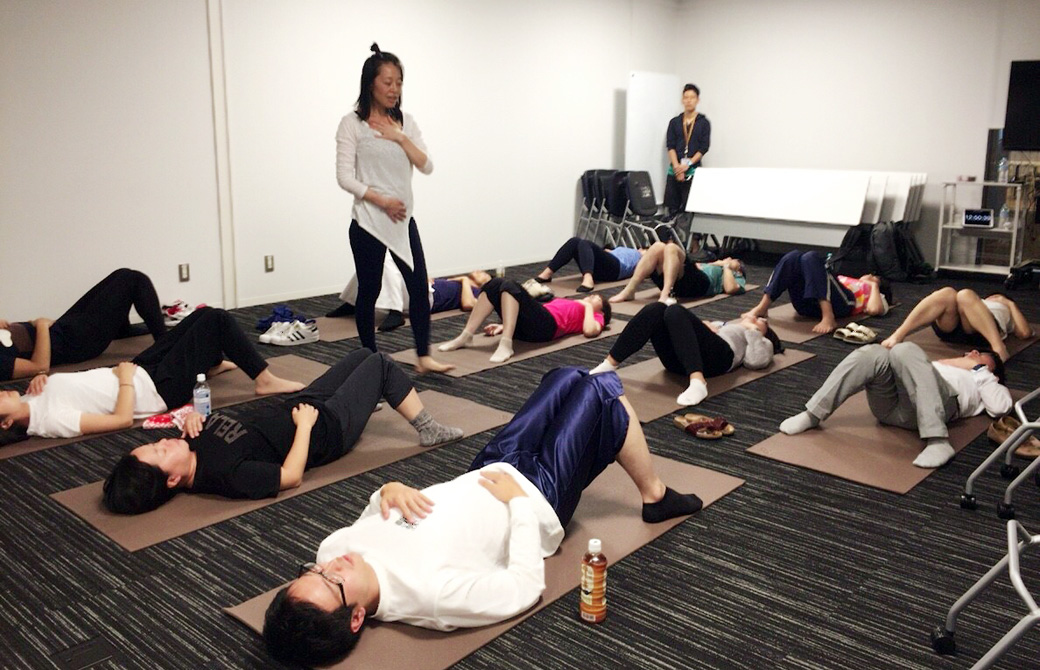 mahokoのブログ 仰向けになってヨガフォーキャンサーをしているひとたち