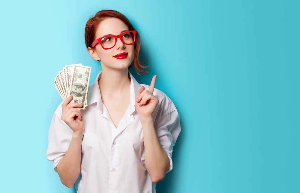 ドルの札束を手にした赤い縁の眼鏡をかけた女性が人差し指を指している