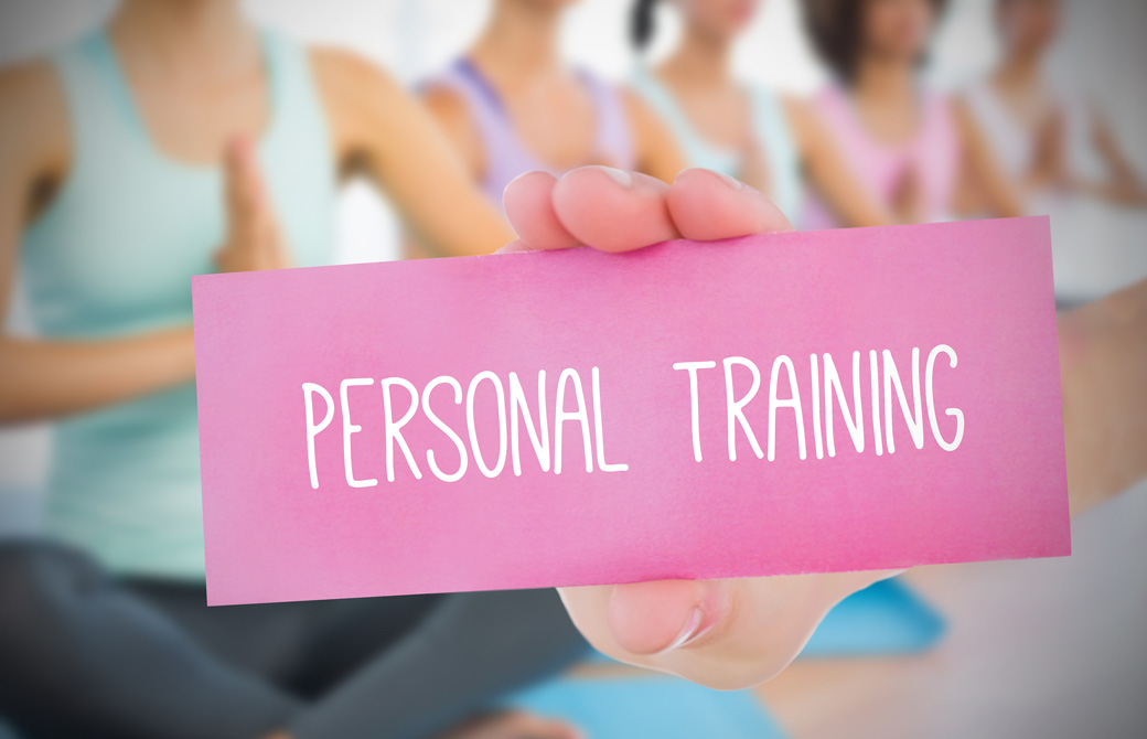 Personal Trainingのピンクの札とヨガをするひとたち
