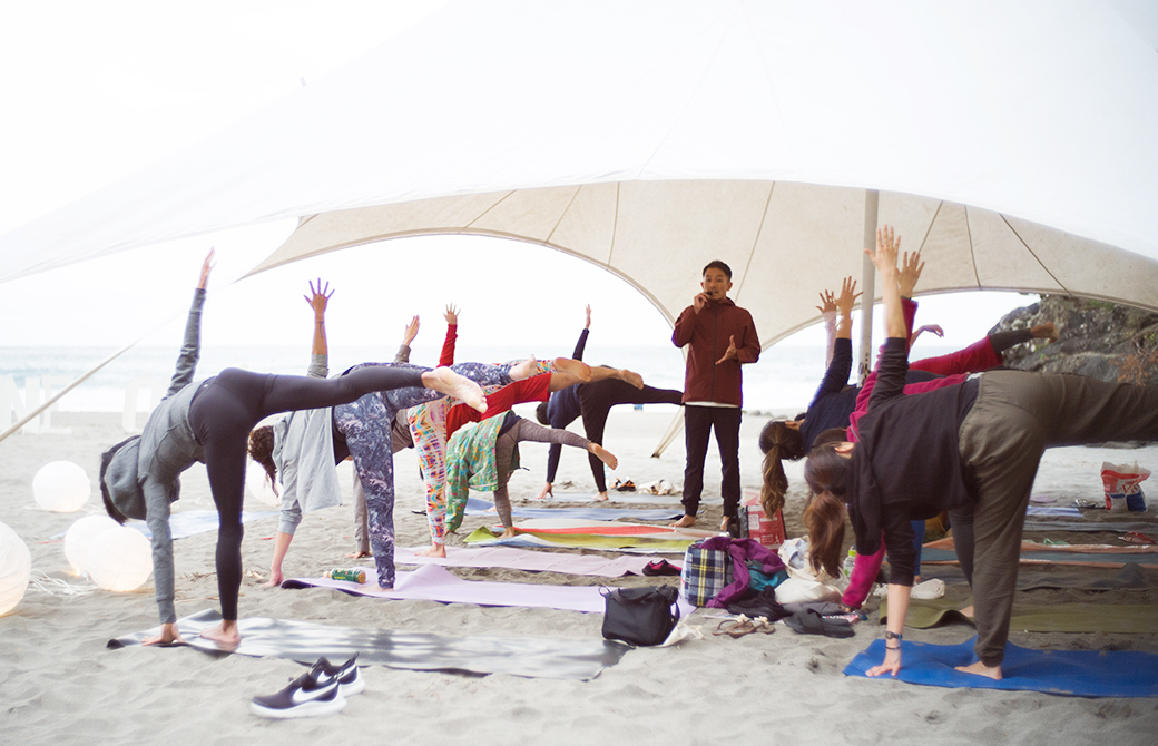 山本俊朗先生のヨガクラスの様子