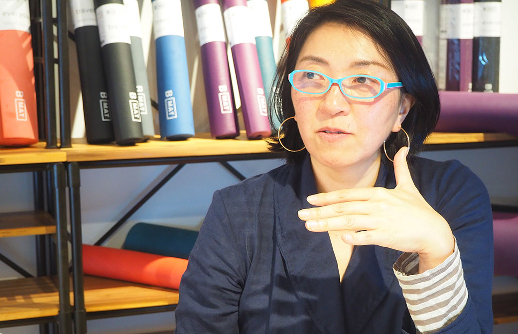 Yogini編集デスクの大嶋朋子さんが話をしている写真