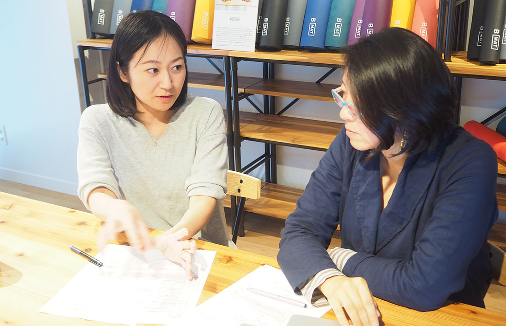 編集長kayaとYogini編集デスクの大嶋朋子さんの対談写真