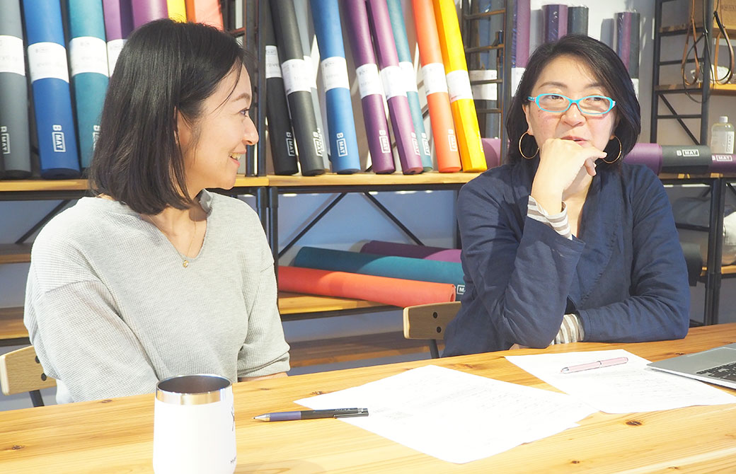 編集長kayaとYogini編集デスクの大嶋朋子さんの対談写真