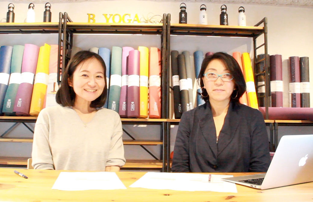 編集長kayaとYogini編集デスクの大嶋朋子さんの対談写真