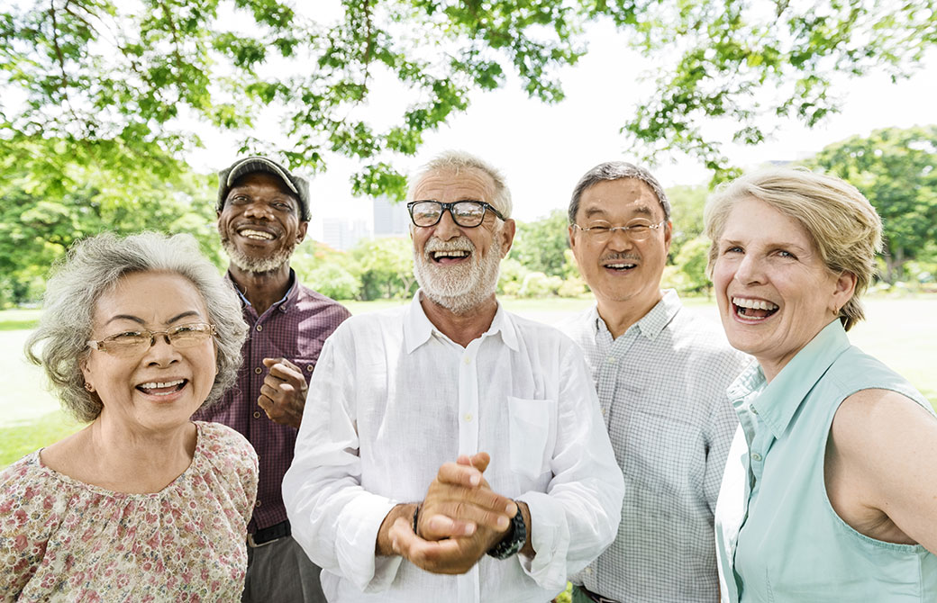 シニア５人が楽しそうに話をしている写真