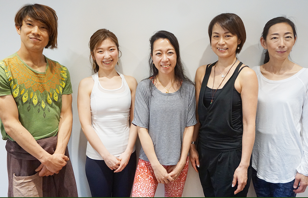 東京池袋にあるヨガスタジオ「wellnesslab.」の代表松島幸恵さんとヨガインストラクターの4人