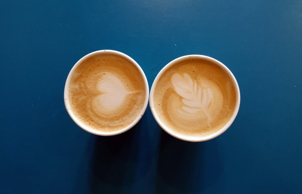 Mahokoのブログ ラテアートのあるカフェラテのカップ2個