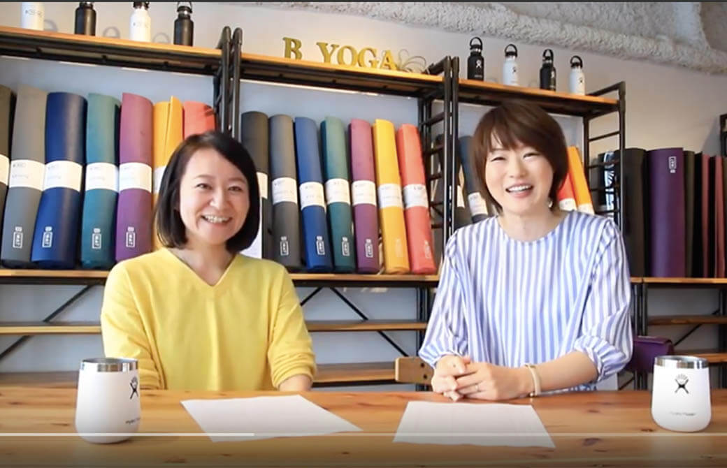 ヨガジェネレーション編集長kaya(左)と「yoga&Voice Salon」主宰 高橋淳子先生(右)