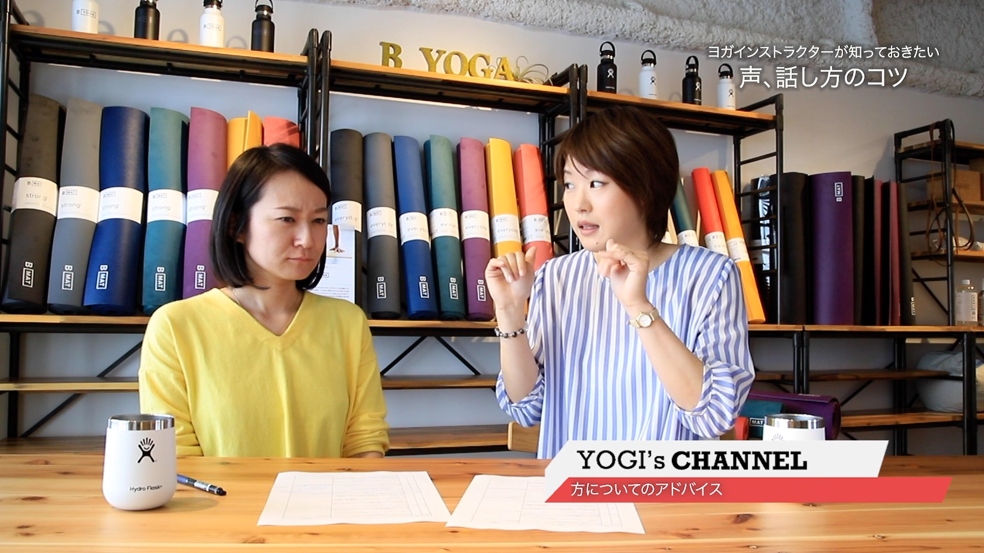 眉間にシワを寄せる練習をする編集長kayaと解説をする淳子先生