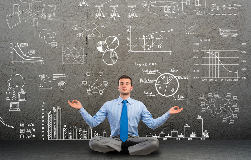 あぐらで瞑想をするビジネスマン
