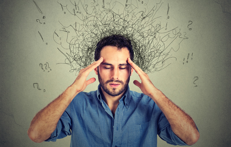 額に手を当てた男性が悩んでいる