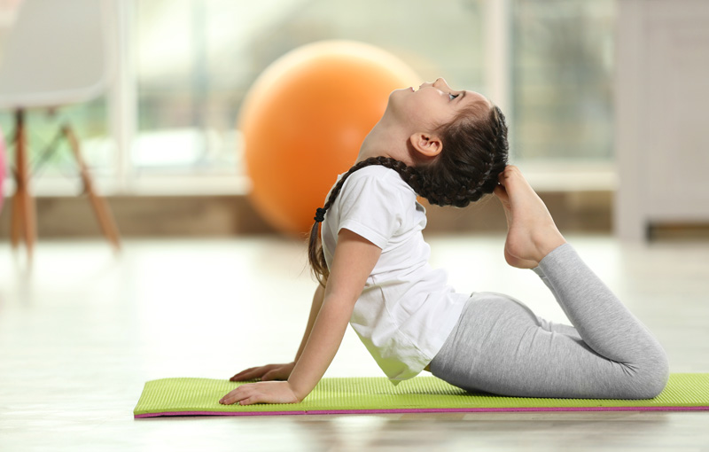 女の子がヨガをしている