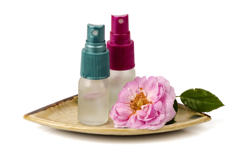 スプレーボトルと花一輪