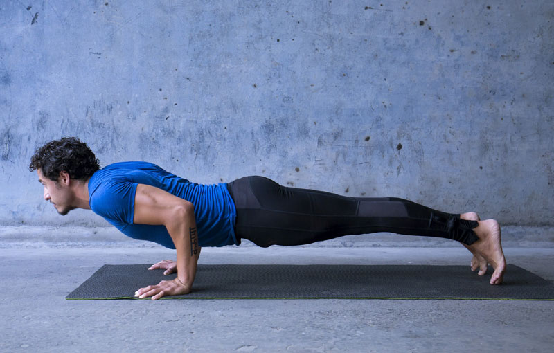 チャトランガをする男性