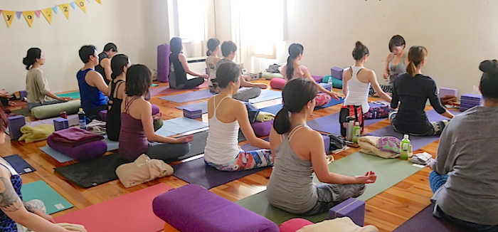 生徒さんの瞑想中にさかたのりこ先生がティンシャを鳴らしている