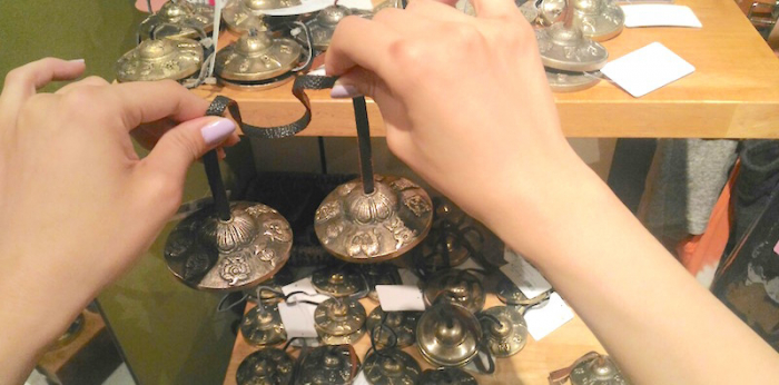 ティンシャを選んでいる手元の様子